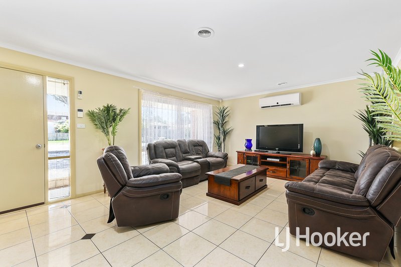 Photo - 11 Karoonda Way, Hampton Park VIC 3976 - Image 10