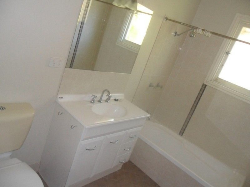 Photo - 11 Kennedy Street, North Toowoomba QLD 4350 - Image 3