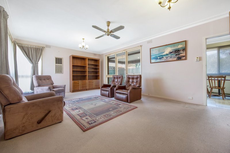 Photo - 11 Kirstina Road, Glen Waverley VIC 3150 - Image 2