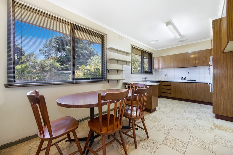 Photo - 11 Kirstina Road, Glen Waverley VIC 3150 - Image 4