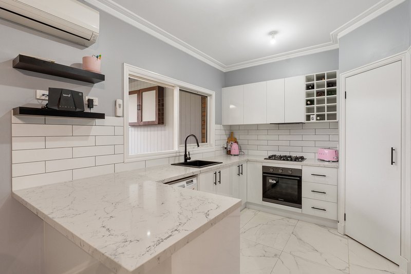 Photo - 11 Klein Crescent, Roxburgh Park VIC 3064 - Image 7