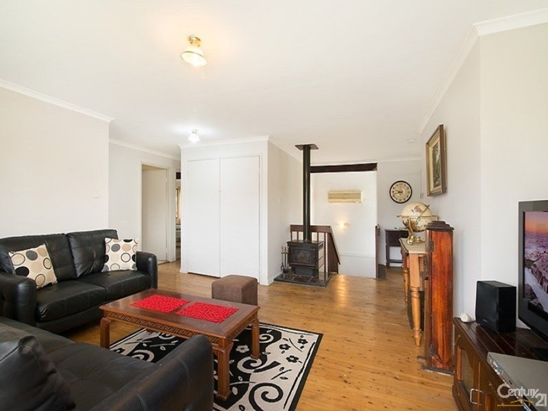 Photo - 11 Kulara Avenue, West Gosford NSW 2250 - Image 2