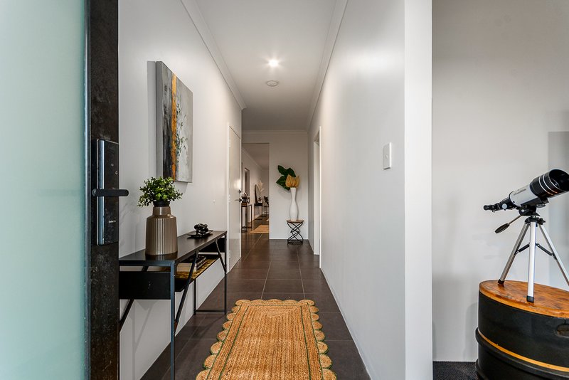 Photo - 11 Laguna Way, Eglinton WA 6034 - Image 3