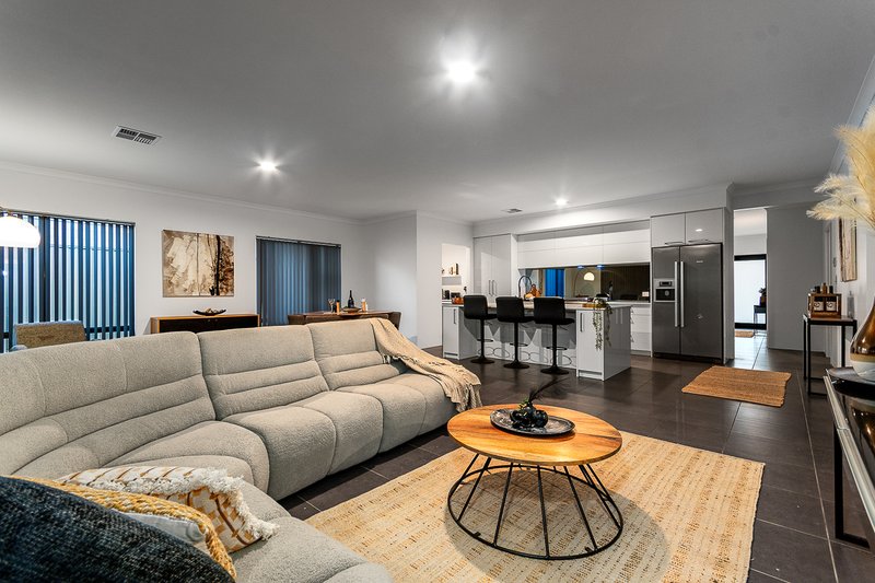 Photo - 11 Laguna Way, Eglinton WA 6034 - Image 16