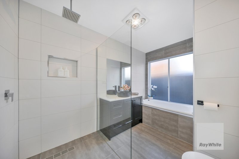 Photo - 11 Lalwinya Street, Delahey VIC 3037 - Image 4