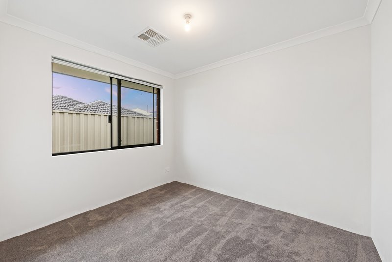 Photo - 11 Lancaster Loop, Piara Waters WA 6112 - Image 12