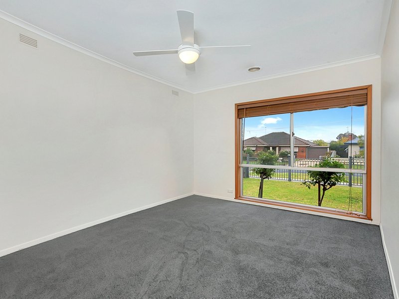 Photo - 11 Leishman Street, Wangaratta VIC 3677 - Image 3