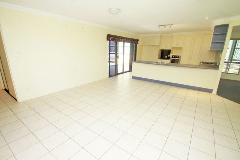 Photo - 11 Leonie Court, New Auckland QLD 4680 - Image 18