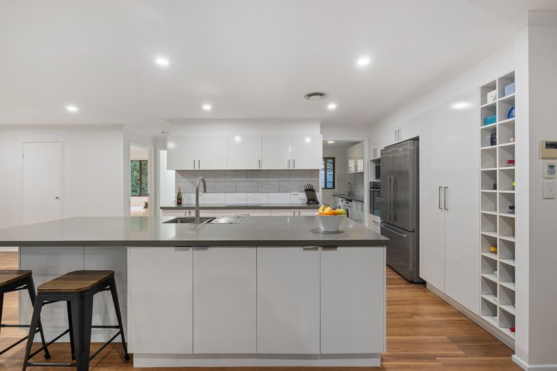Photo - 11 Lewisham Court, Birkdale QLD 4159 - Image 4