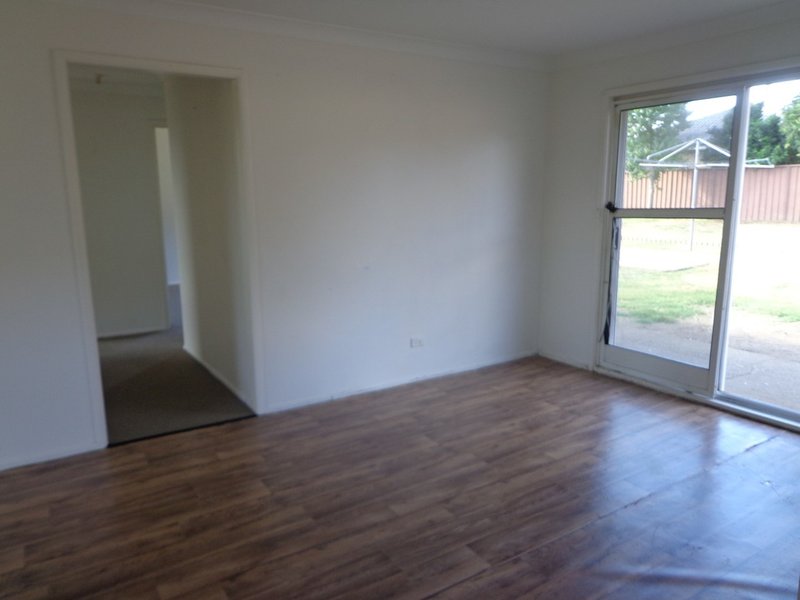 Photo - 11 Lima Close, Claremont Meadows NSW 2747 - Image 4