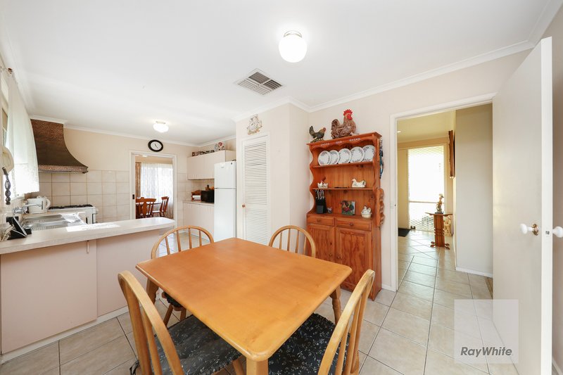 Photo - 11 Linacre Crescent, Gladstone Park VIC 3043 - Image 6
