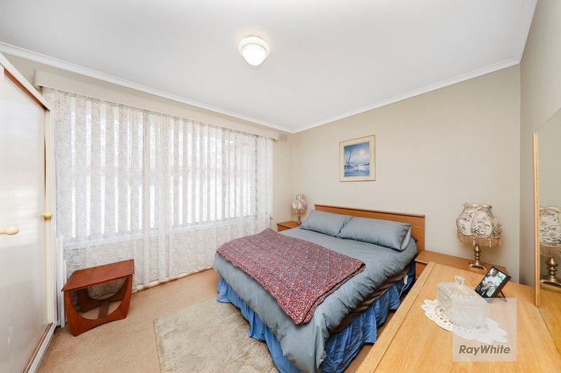 Photo - 11 Linacre Crescent, Gladstone Park VIC 3043 - Image 7