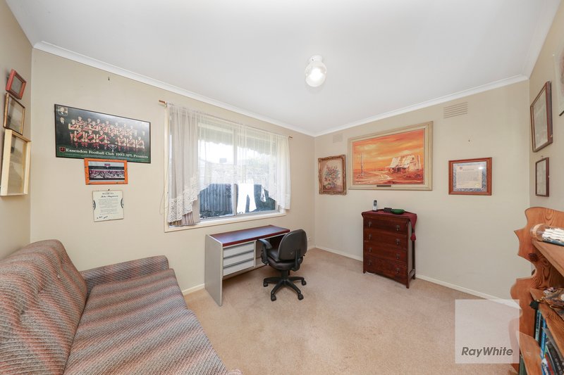 Photo - 11 Linacre Crescent, Gladstone Park VIC 3043 - Image 9