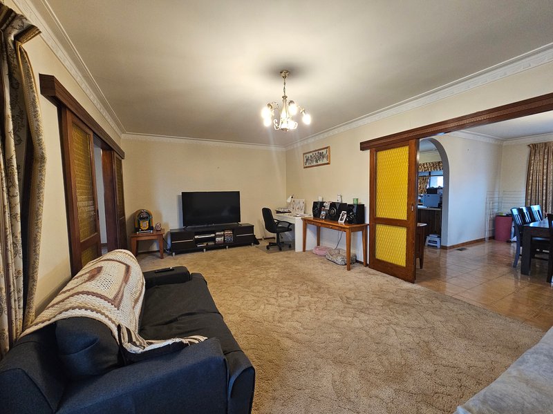 Photo - 11 Lincoln Drive, Thomastown VIC 3074 - Image 2