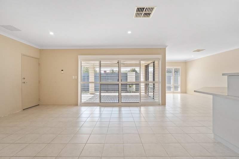 Photo - 11 Linott Close, Baldivis WA 6171 - Image 3