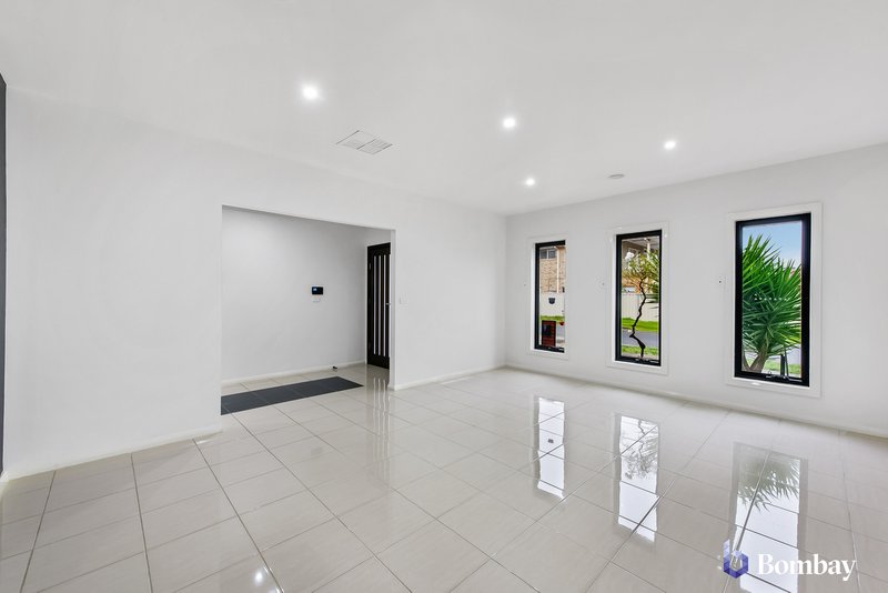 Photo - 11 Lombard Street, Roxburgh Park VIC 3064 - Image 3