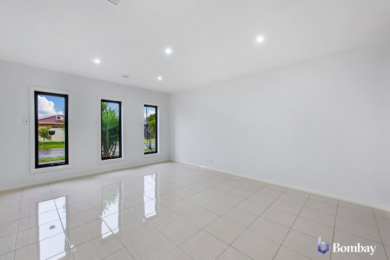 Photo - 11 Lombard Street, Roxburgh Park VIC 3064 - Image 4