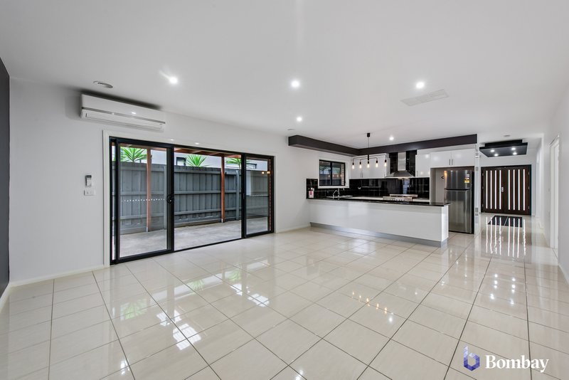 Photo - 11 Lombard Street, Roxburgh Park VIC 3064 - Image 5