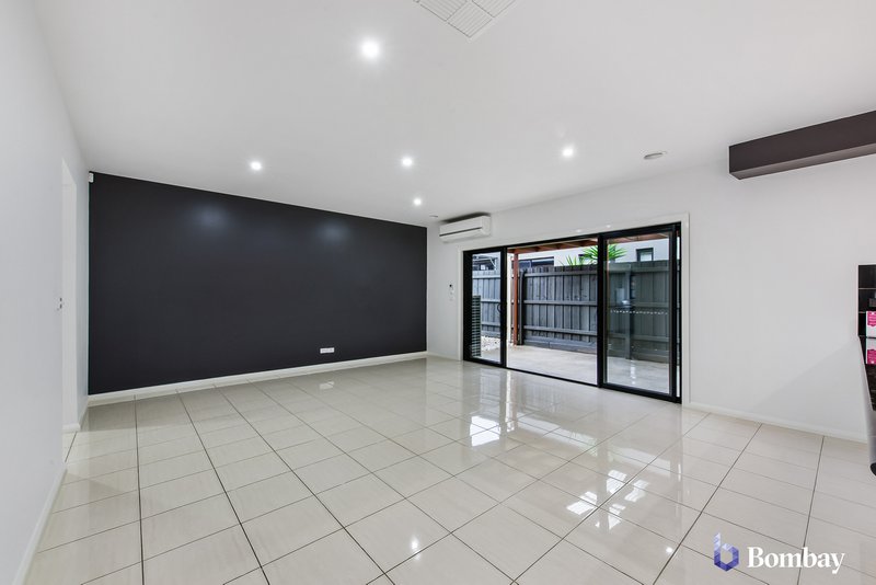 Photo - 11 Lombard Street, Roxburgh Park VIC 3064 - Image 8