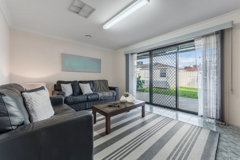 Photo - 11 Macklin Way, Caroline Springs VIC 3023 - Image 9