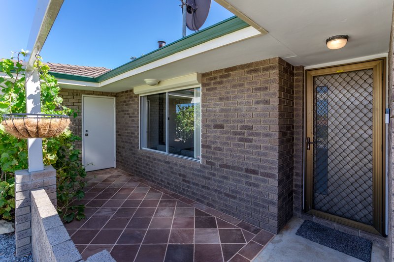 Photo - 11 Maitland Place, Thornlie WA 6108 - Image 2