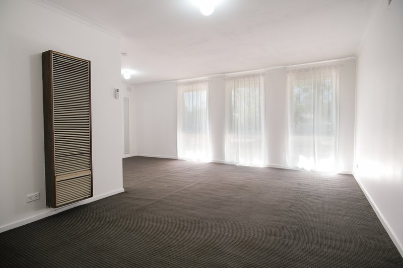 Photo - 11 Manning Close, Hampton Park VIC 3976 - Image 3