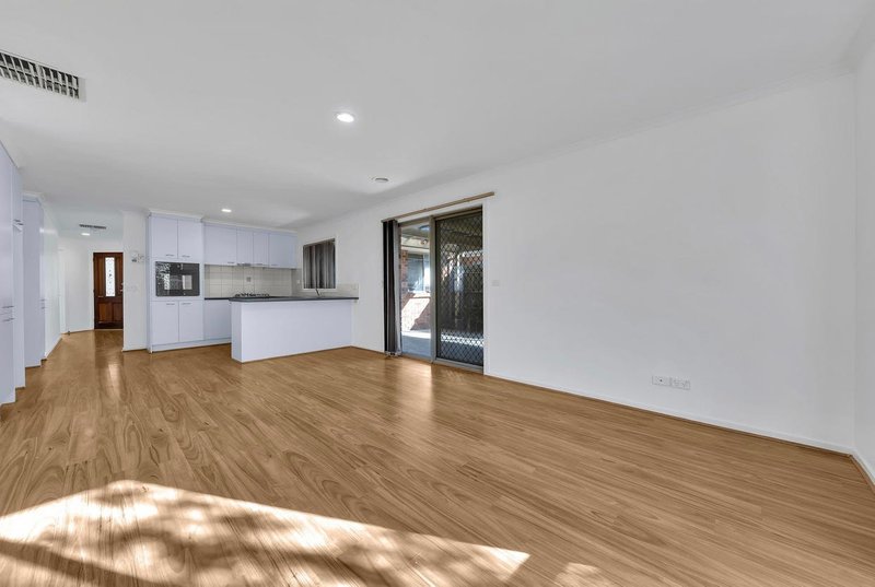 Photo - 11 Mcconnel Crescent, Roxburgh Park VIC 3064 - Image 4
