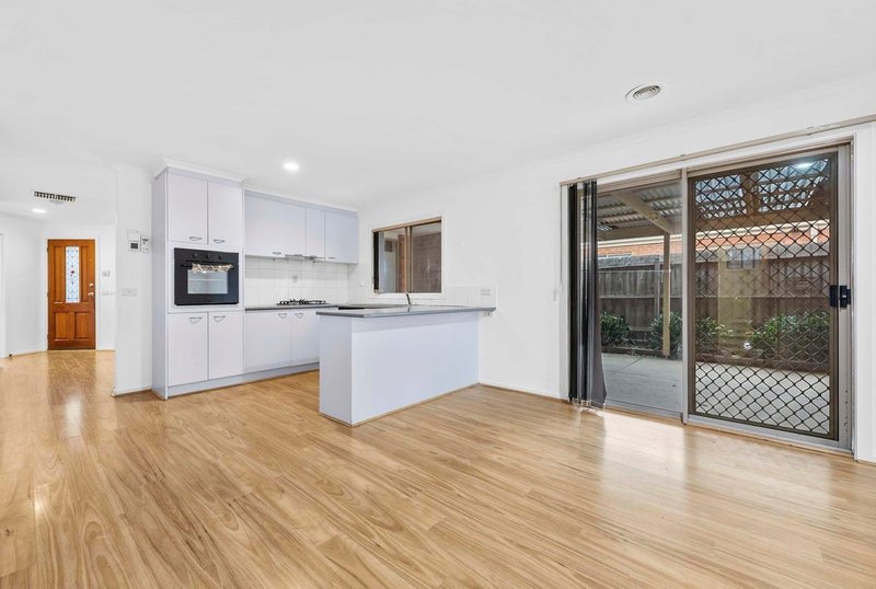 Photo - 11 Mcconnel Crescent, Roxburgh Park VIC 3064 - Image 5