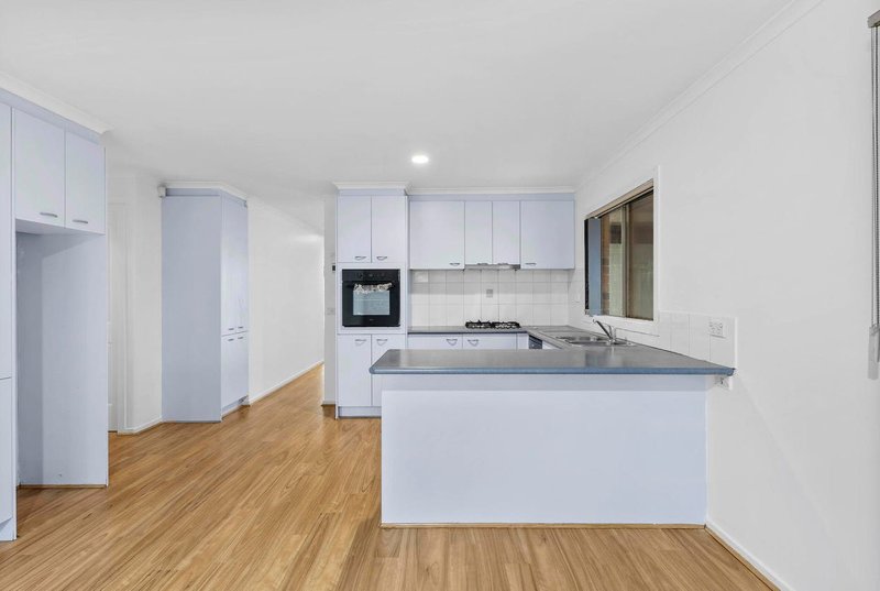 Photo - 11 Mcconnel Crescent, Roxburgh Park VIC 3064 - Image 6