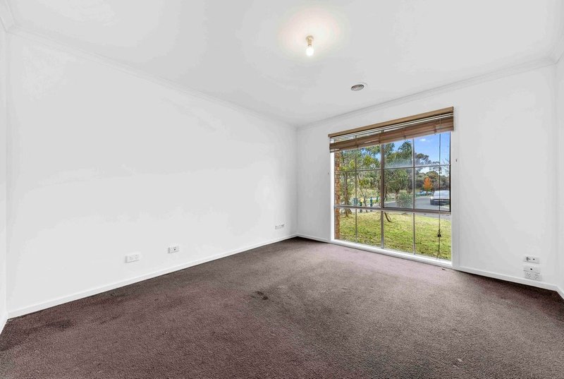 Photo - 11 Mcconnel Crescent, Roxburgh Park VIC 3064 - Image 11