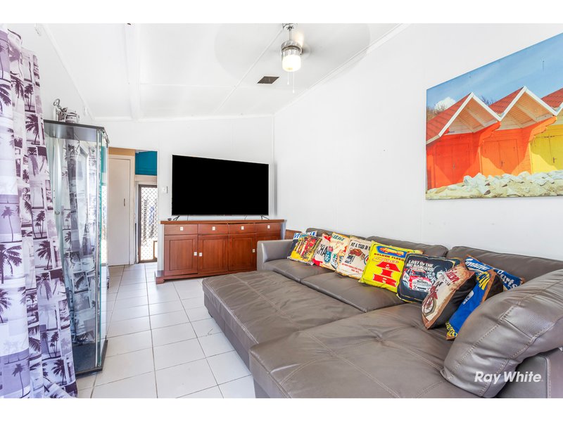 Photo - 11 Meadow Street, Keppel Sands QLD 4702 - Image 4