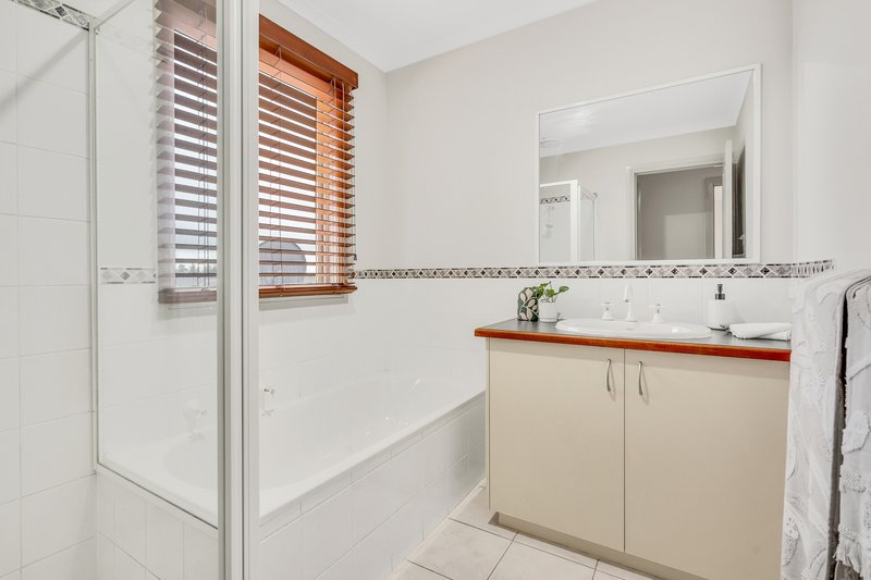 Photo - 11 Meadowbank Lane, Craigieburn VIC 3064 - Image 16