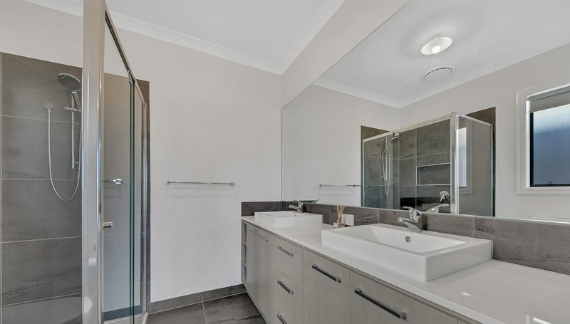 Photo - 11 Midford Avenue, Werribee VIC 3030 - Image 6