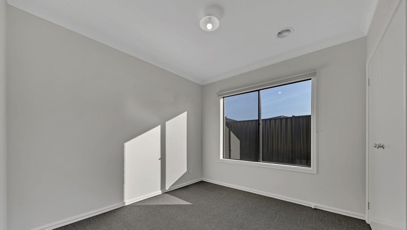 Photo - 11 Midford Avenue, Werribee VIC 3030 - Image 8