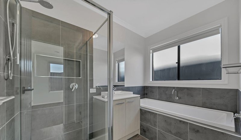 Photo - 11 Midford Avenue, Werribee VIC 3030 - Image 10