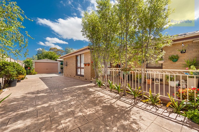 Photo - 11 Milburn Place, Craigieburn VIC 3064 - Image 2