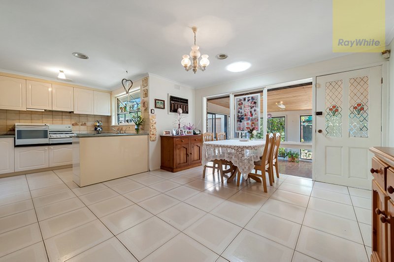 Photo - 11 Milburn Place, Craigieburn VIC 3064 - Image 6