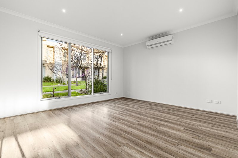 Photo - 11 Nanea Path, Cranbourne VIC 3977 - Image 2