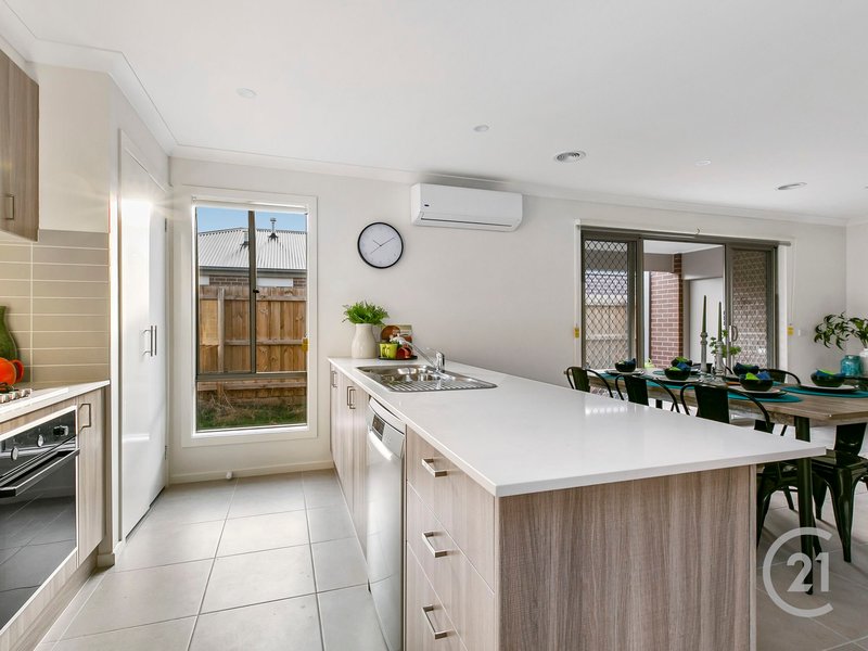 Photo - 11 Newcastle Drive, Officer VIC 3809 - Image 3