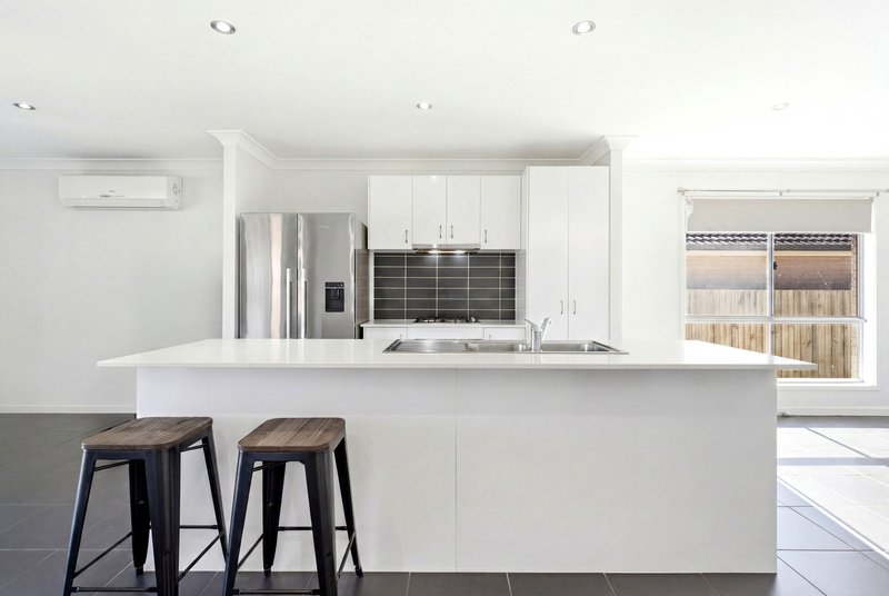 Photo - 11 Nightshade Crescent, Pimpama QLD 4209 - Image 3
