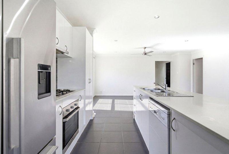 Photo - 11 Nightshade Crescent, Pimpama QLD 4209 - Image 4