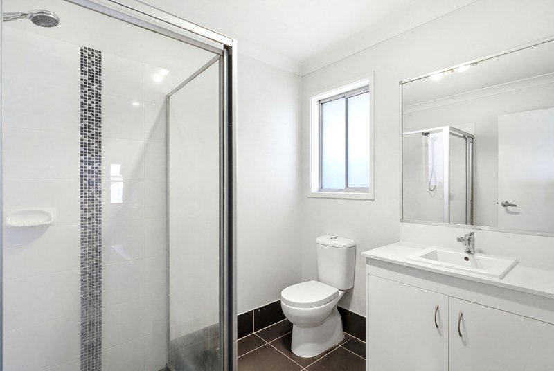 Photo - 11 Nightshade Crescent, Pimpama QLD 4209 - Image 10