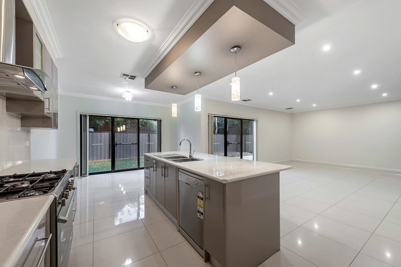 Photo - 11 Northumberland Circuit, Craigieburn VIC 3064 - Image 3