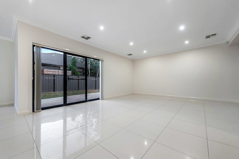 Photo - 11 Northumberland Circuit, Craigieburn VIC 3064 - Image 5