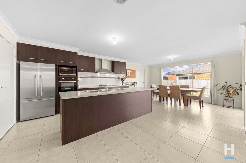 Photo - 11 Northumbria Street, Cranbourne East VIC 3977 - Image 2