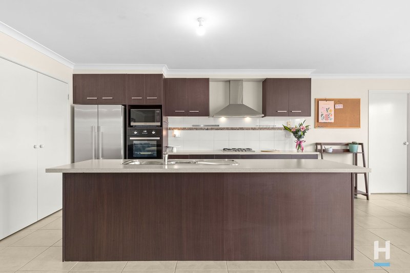 Photo - 11 Northumbria Street, Cranbourne East VIC 3977 - Image 3