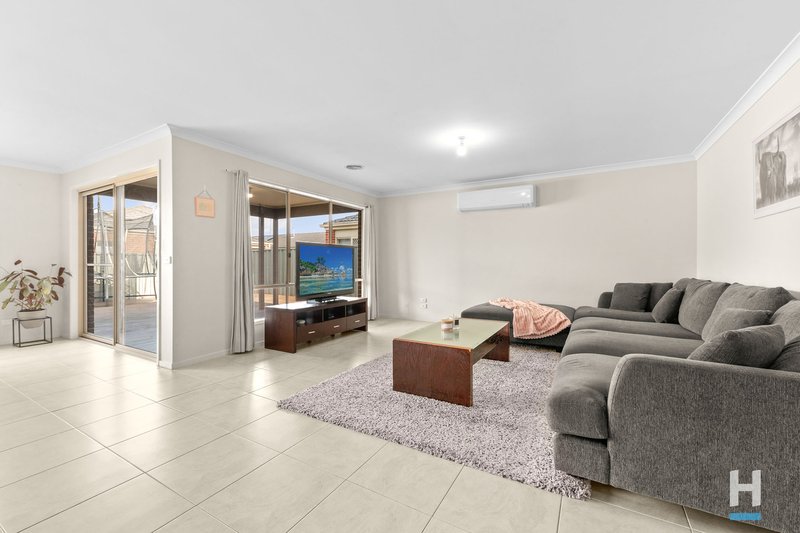 Photo - 11 Northumbria Street, Cranbourne East VIC 3977 - Image 7