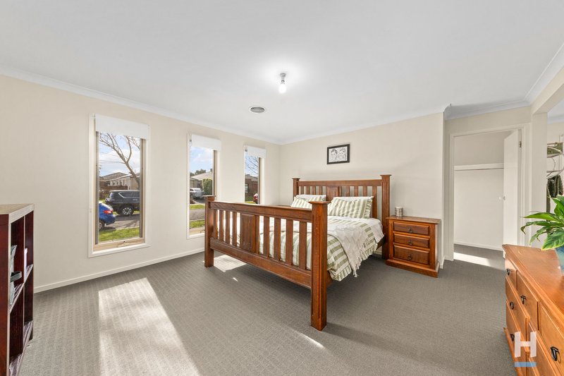 Photo - 11 Northumbria Street, Cranbourne East VIC 3977 - Image 8