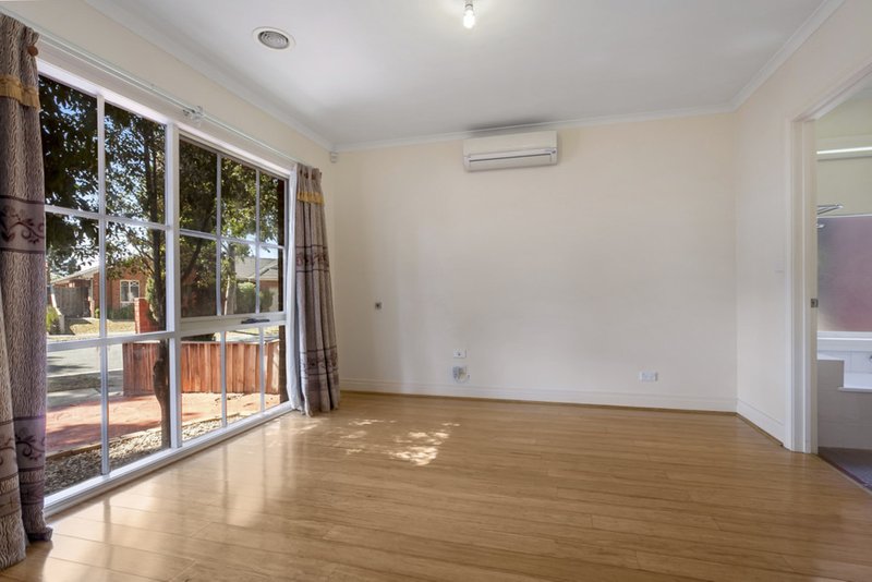 Photo - 11 Nouvelle Grove, South Morang VIC 3752 - Image 5