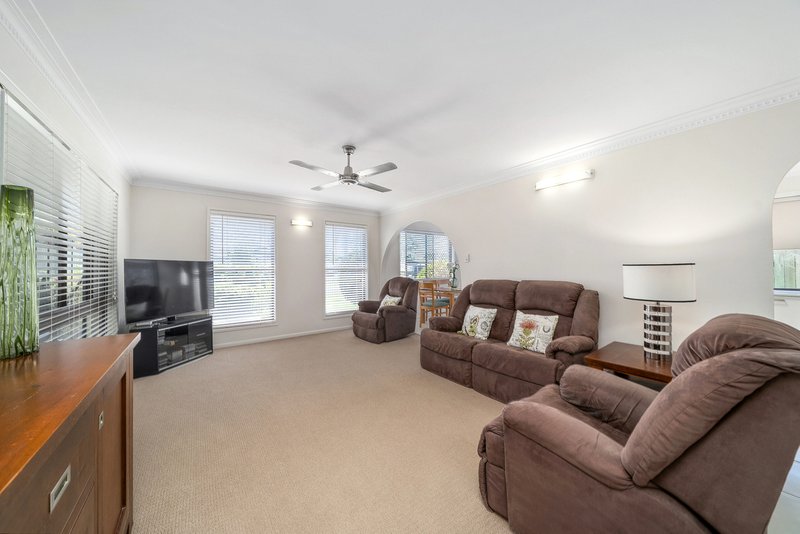 Photo - 11 Oakview Court, Kallangur QLD 4503 - Image 6